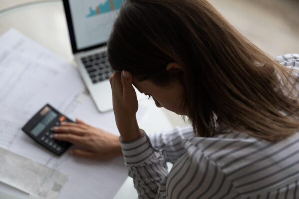 上手くいっていたと思った投資が失敗して頭を抱えている