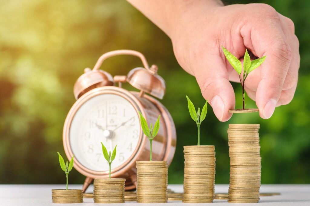 貯金箱や植物の成長などお金の積み立てイメージ