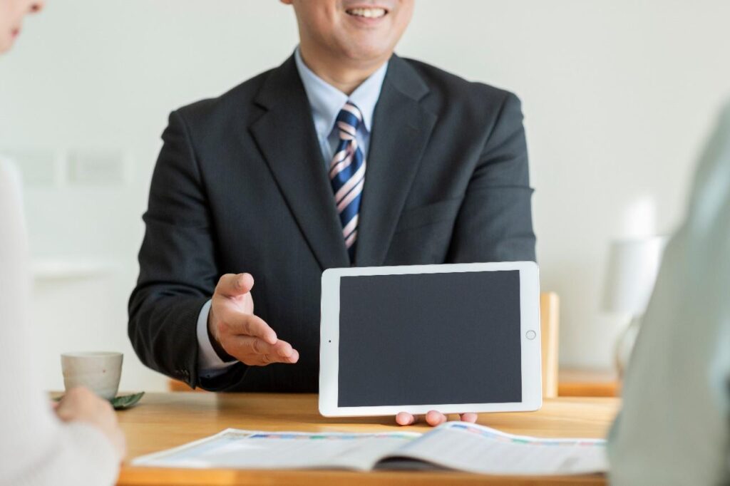 スーツを着ている人はコンピューターを使っている人