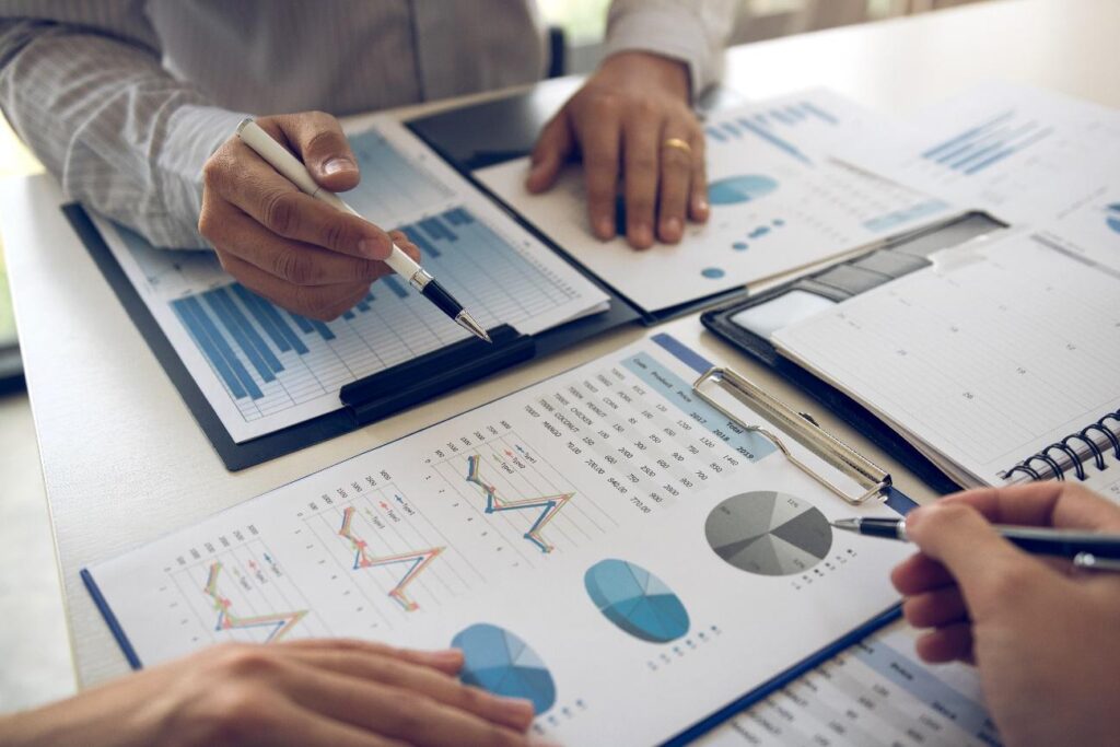 デスクの上のラップトップと人の手