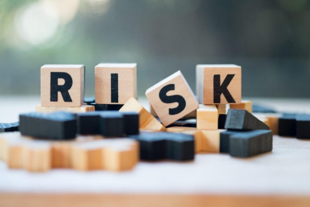RISKと書かれた積み木