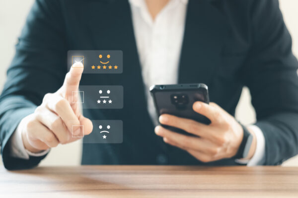 評判をチェックする投資家