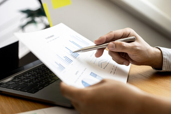 資産運用のシミュレーションを確認している