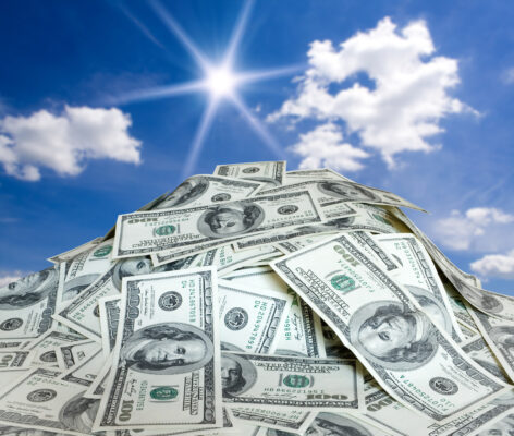 ６億円分のドル紙幣が山積みになる様子