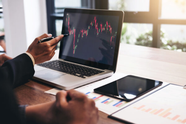 チャートから優良グロース株を分析している